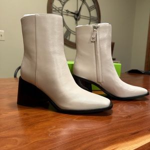 Sam Edelman Winnie Ivory leather bootie in size 8 

Cute, comfy, very stylish!